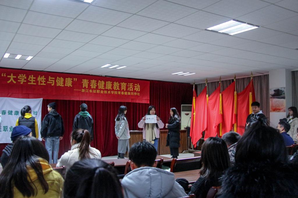 3正在参与活动的同学们