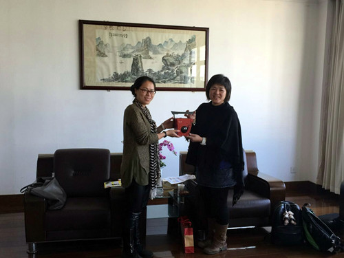 陈怡婷主任还向我院赠送学生的创意作品——台湾特产香葱油包装设计作品